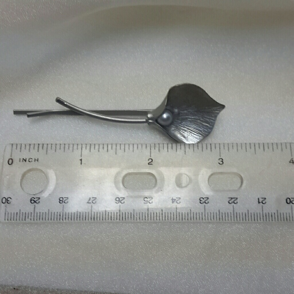 SILVER METAL & PEARL CALA LILY FLORAL HAIR PIN - Picture 3 of 3